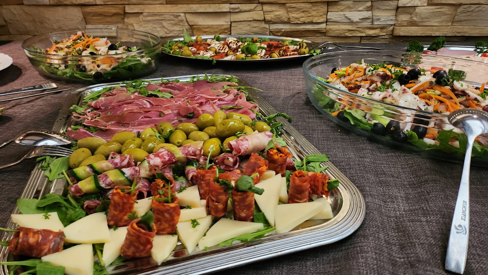 Antipasti-Buffet mit Schinken, Salami, Käse und Oliven aus dem Dolce far niente