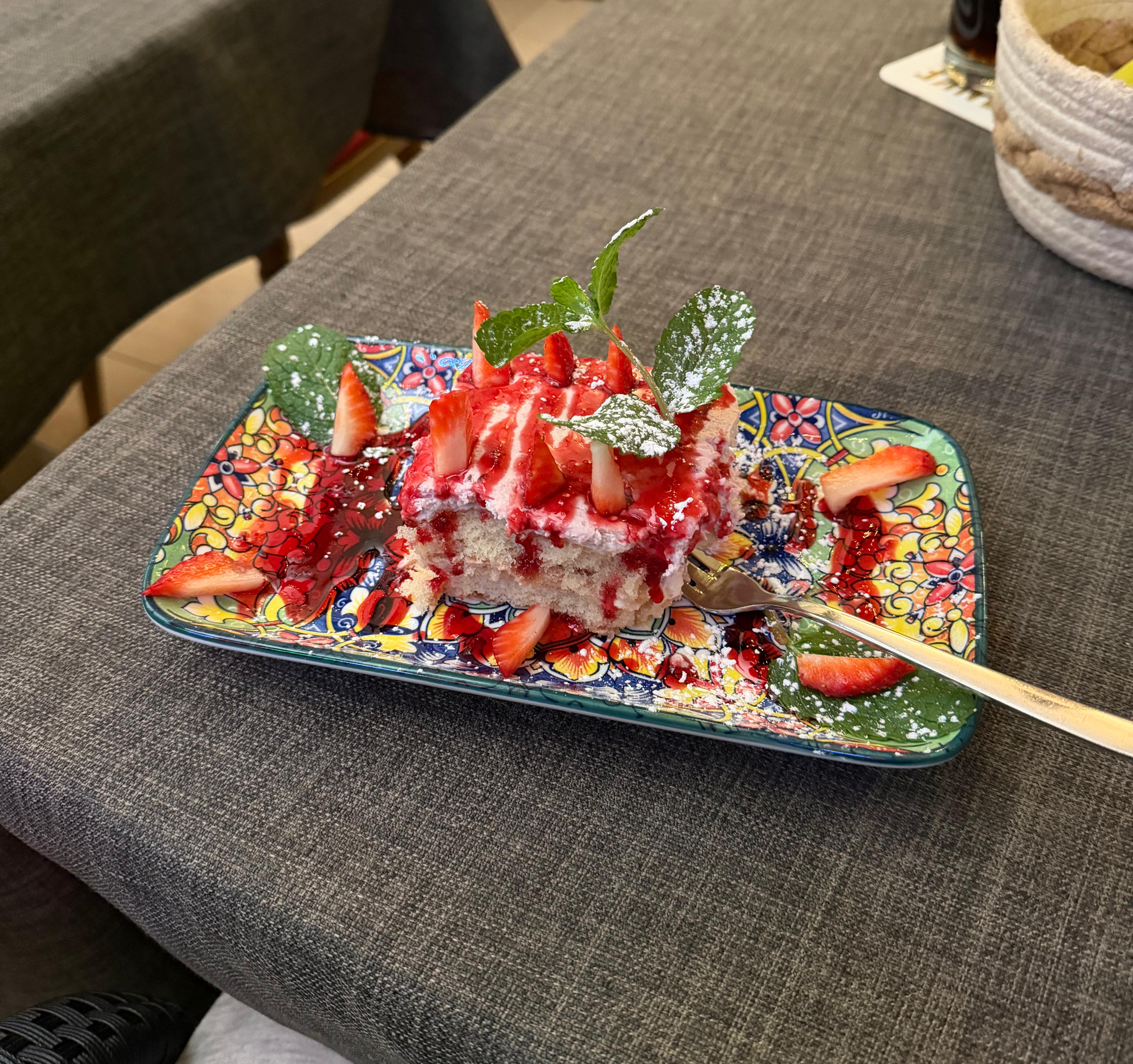 Hausgemachtes Erdbeer-Tiramisu mit frischer Minze aus dem Dolce far niente