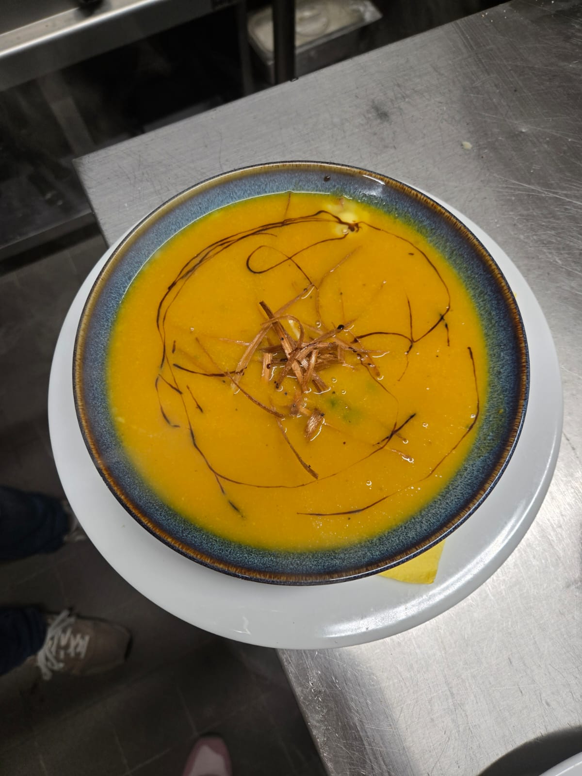 Hausgemachte Kürbissuppe mit Kräutern aus dem Dolce far niente