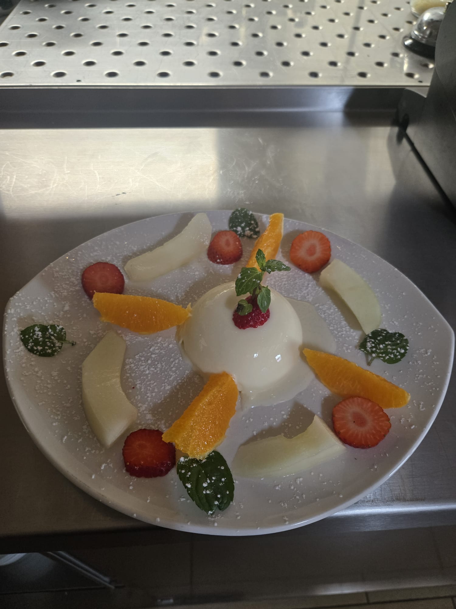 Panna Cotta mit Orange, Erdbeere und frischer Minze aus dem Dolce far niente