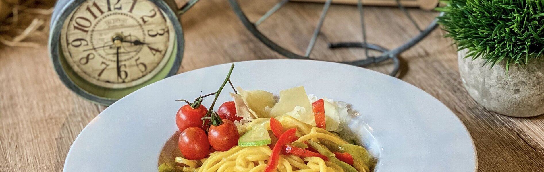 Hausgemachte Pasta mit Kirschtomaten und Parmesan, serviert in gemütlicher Atmosphäre – Dolce far niente