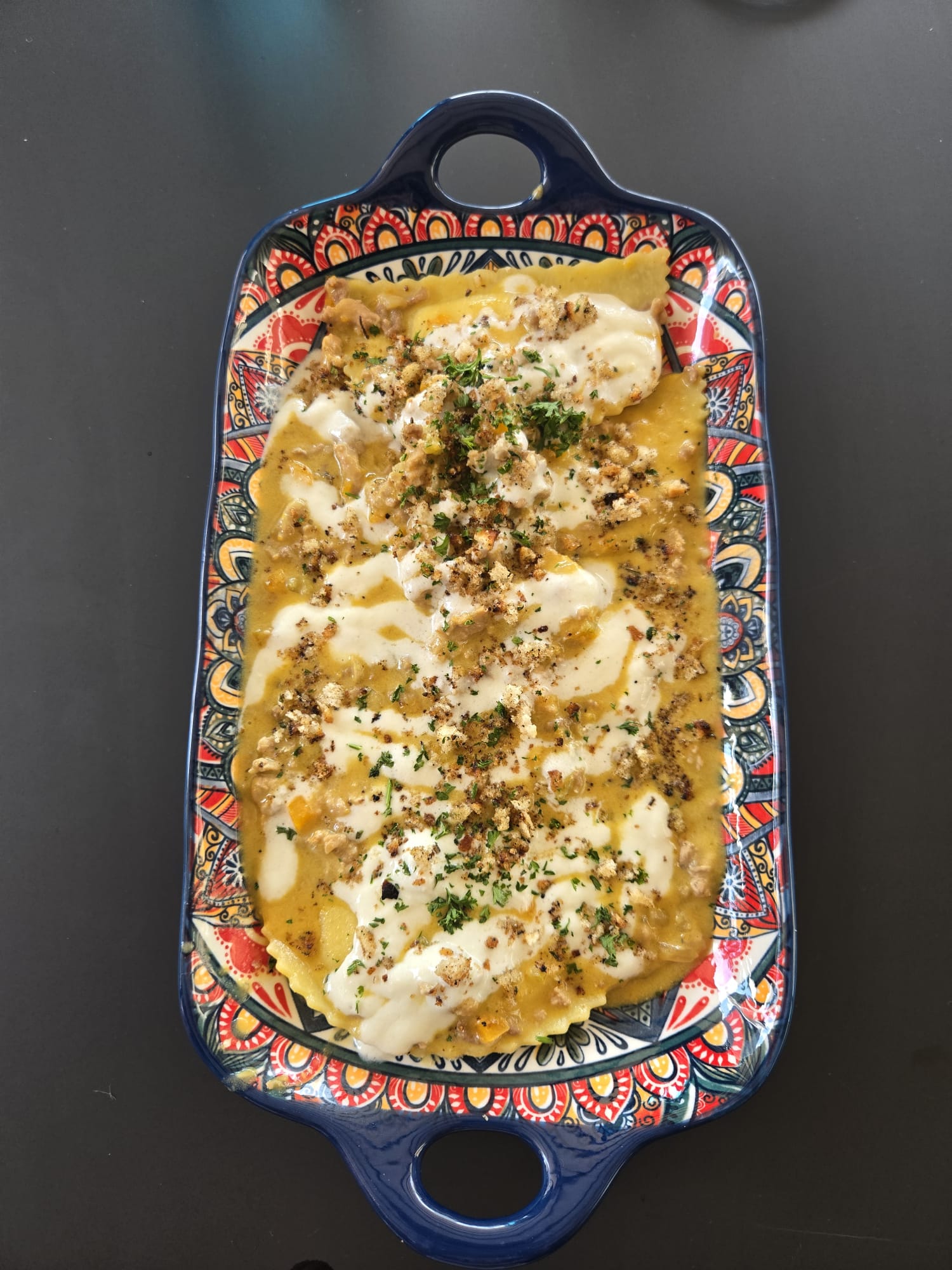 Hausgemachte Ravioli mit Kürbisfüllung, Salbeibutter und Parmesan-Streuseln im Dolce far niente